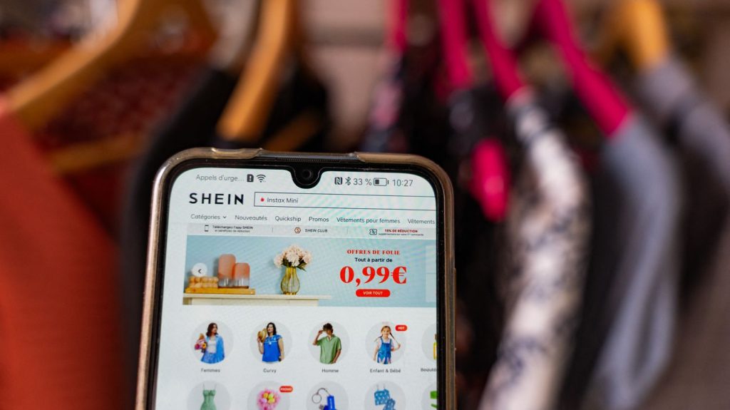 Fast fashion : "On est en train d'être envahis totalement", dénonce la députée porteuse de la proposition de loi
Anne-Cécile Violland dénonce "un marketing très agressif" de la part de certaines marques. Sa proposition de loi pour sévir contre la "mode jetable" a commencé à être examinée à l'Assemblée nationale jeudi.