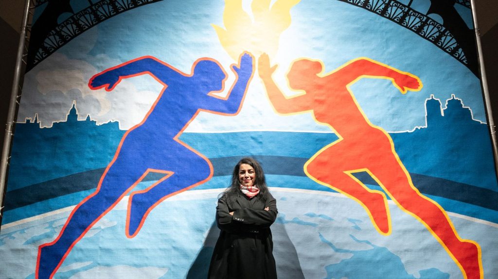 Paris 2024 : la tapisserie en triptyque imaginée par l'illustratrice Marjane Satrapi dévoilée
Il aura fallu trois ans aux artisans des Manufactures nationales des Gobelins et de Beauvais pour tisser cette tapisserie aux couleurs vives mesurant trois mètres de haut et neuf de large. L'œuvre, imaginée par l'artiste et autrice de BD Marjane Satrapi, a été dévoilée mardi.