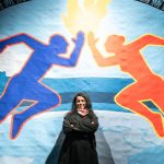 Paris 2024 : la tapisserie en triptyque imaginée par l'illustratrice Marjane Satrapi dévoilée
Il aura fallu trois ans aux artisans des Manufactures nationales des Gobelins et de Beauvais pour tisser cette tapisserie aux couleurs vives mesurant trois mètres de haut et neuf de large. L'œuvre, imaginée par l'artiste et autrice de BD Marjane Satrapi, a été dévoilée mardi.