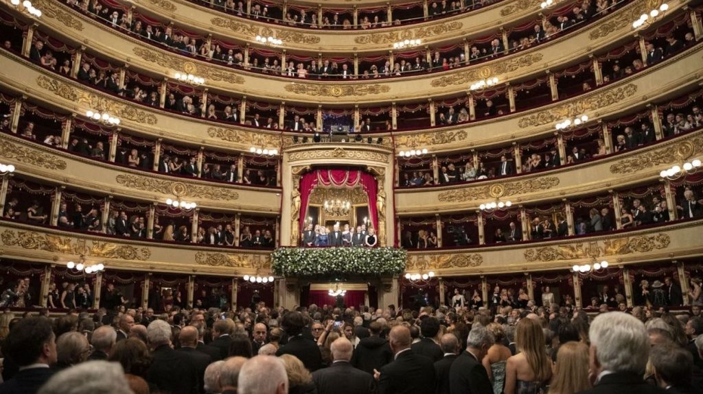 Scala de Milan : le Français Dominique Meyer sera-t-il reconduit alors que le gouvernement Meloni pousse pour un Italien ?
Les musiciens de l'Orchestre de la Scala de Milan demandent la prolongation pour deux ans du Français Dominique Meyer à la tête de l'établissement. Mais le gouvernement Meloni penche pour un Italien en la personne du directeur de la Fenice, Fortunato Ortombina.