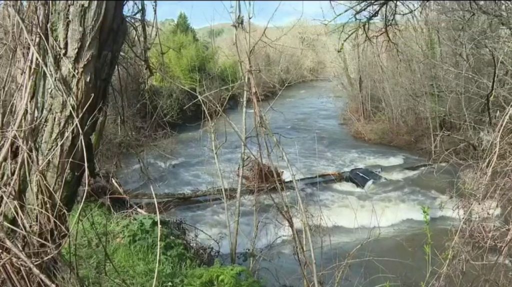 Tempête Monica : sept personnes portées disparues dans le Gard et l'Ardèche
Dans le Gard, six personnes sont portées disparues. Leurs véhicules ont été emportés par les eaux. C’est le cas aussi d'un homme en Ardèche. Le journal de 13 heures fait le point sur la situation.