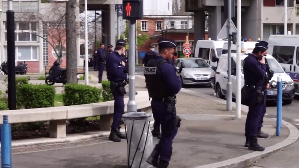 Attaque du commissariat à La Courneuve : la ville placée sous un dispositif policier renforcé
Dimanche 17 mars, à La Courneuve en Seine-Saint-Denis, le commissariat de la ville a été pris pour cible par des émeutiers. Plusieurs jeunes ont été interpellés, et la sécurité a été renforcée dans la ville.