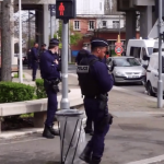 Attaque du commissariat à La Courneuve : la ville placée sous un dispositif policier renforcé
Dimanche 17 mars, à La Courneuve en Seine-Saint-Denis, le commissariat de la ville a été pris pour cible par des émeutiers. Plusieurs jeunes ont été interpellés, et la sécurité a été renforcée dans la ville.