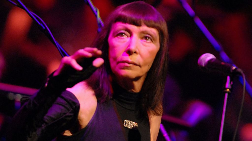 "Brigitte Fontaine, réveiller les vivants" : un documentaire à voir sur France.tv revient sur le parcours de la rebelle aux multiples talents
Ce beau portrait documentaire explore la complexité et les différentes facettes de la chanteuse, écrivaine, comédienne et poétesse Brigitte Fontaine. L'occasion de découvrir ou redécouvrir cette artiste insoumise dont les années n'ont en rien entamé l'anticonformisme et l'auto-dérision.