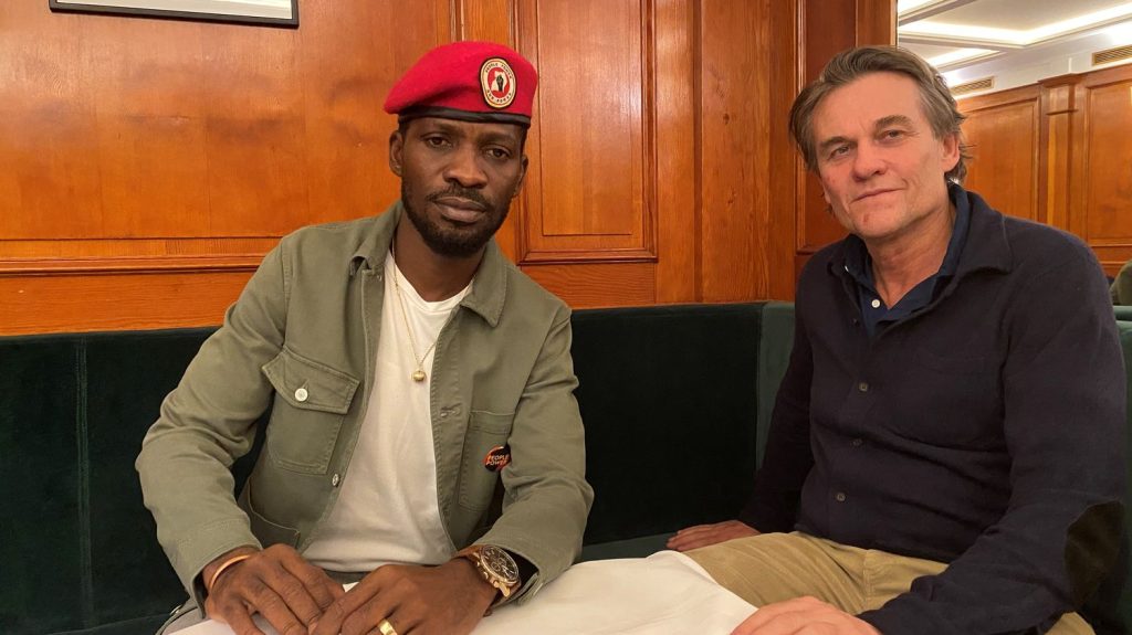 Oscars 2024 : Bobi Wine, musicien et leader de l'opposition ougandaise, à l'affiche de "Bobi Wine : The People's President" : "L'art continue d'être le pilier de notre lutte"
Bobi Wine avait choisi d'être musicien, il est devenu un homme politique, qui chante et risque sa vie au quotidien dans un pays dirigé d'une main de fer par Yoweri Museveni. Moses Bwayo et Christopher Sharp ont suivi pendant plusieurs années l'artiste. Il est le héros du documentaire "Bobi Wine : The People's President" nommé aux Oscars.