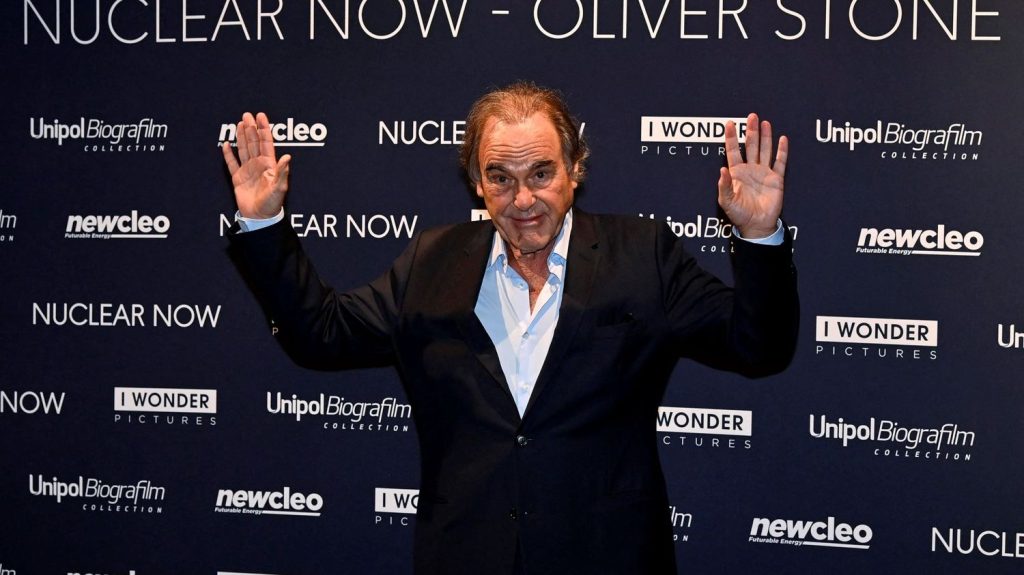Oliver Stone annonce un documentaire sur Lula qui aborde sans détour les déboires judiciaires et le retour au pouvoir du président du Brésil
Après Castro et Chavez, le cinéaste américain vient tout juste d'achever le tournage de ce film documentaire consacré au président brésilien, Luiz Inácio Lula da Silva. Aucune date de sortie en salle n'est pour l'heure annoncée.