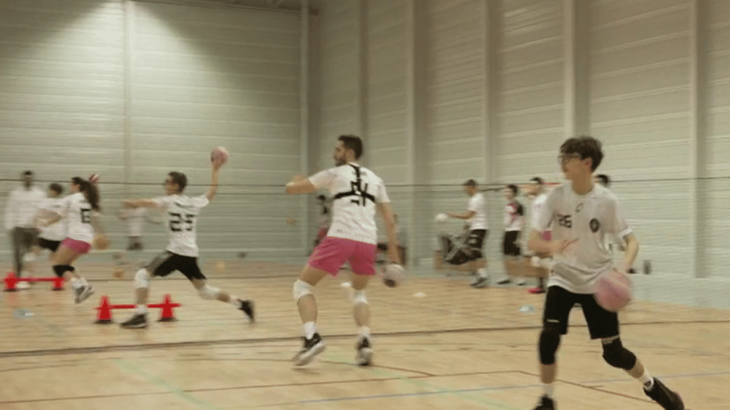 Dodgeball : la version adulte de la balle aux prisonniers
Présent sur le plateau du 8 Heures, mercredi 13 mars, le journaliste Samuel Ollivier s'intéresse au dodgeball, la balle aux prisonniers pour les adultes. France Télévisions est allé à la rencontre du Licorne Dodgeball Club en Essonne.