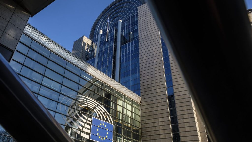 Union européenne : deux projets de loi pour le droit des travailleurs menacés par l'opposition de plusieurs pays, dont la France
Certains pays membres de l'Union européenne, dont la France, pourraient bloquer l'adoption de deux textes visant à mieux protéger les travailleurs, faute d'accord d'ici vendredi.