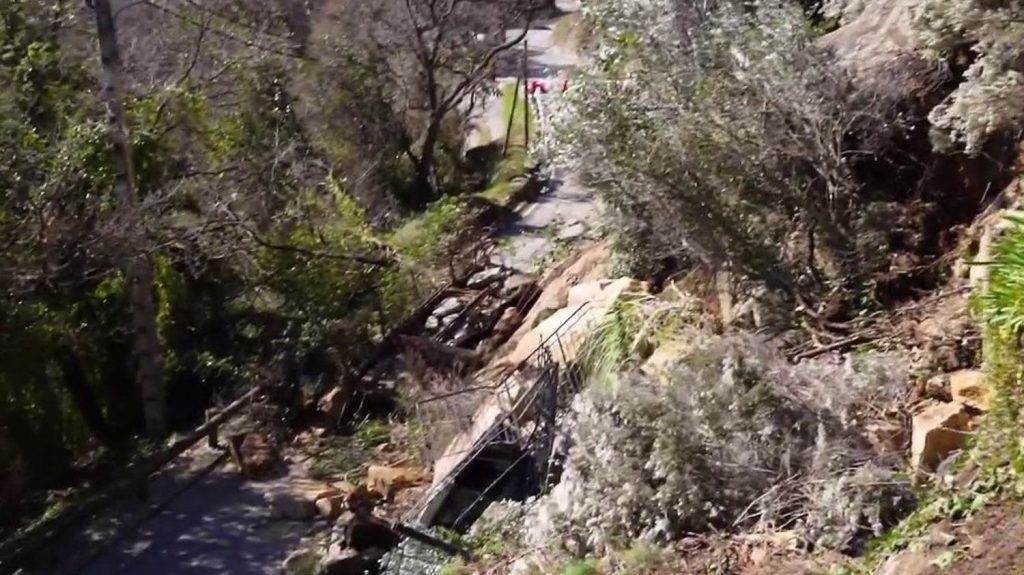 Alpes-Maritimes : un village se retrouve isolé du monde après un éboulement
Les fortes pluies ont eu raison d’un pan de falaise qui s’est écroulé, mardi 12 mars. Le village de Coaraze se retrouve coupé du monde.