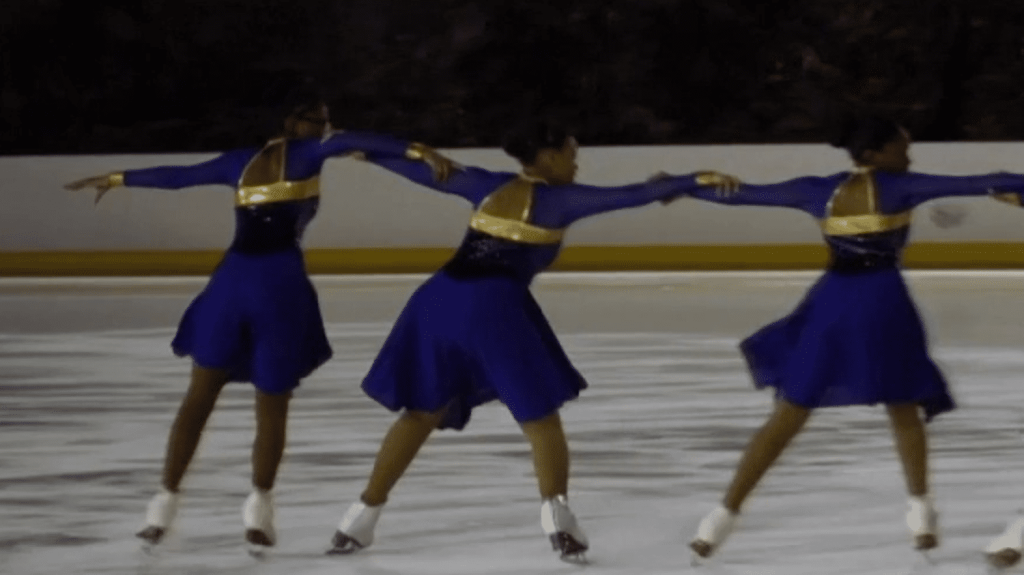 États-Unis : à New York, une école utilise le patinage artistique comme tremplin pour les Afro-Américaines de Harlem
Dans le quartier de Harlem à New York, aux États-Unis, une association vient en aide aux Afro-Américaines en proposant une école associant patinage artistique et cours du soir. Les résultats scolaires et universitaires sont spectaculaires.