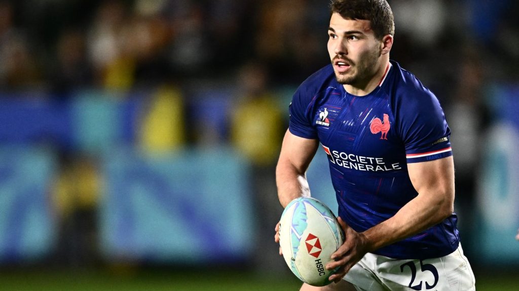 Rugby à 7 : les Bleus vainqueurs à Los Angeles, un effet Dupont déjà palpable
L'arrivée du quinziste au sein de l'équipe de France de rugby à 7 a mené le collectif à deux podiums en autant de tournois, dont un sacre qui a mis fin à 19 ans de privation chez les Bleus. Si le néophyte s'en défend, c'est tout sauf un hasard.