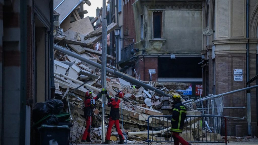 Vidéo
Immeuble effondré à Toulouse : des recherches en cours dans un bâtiment déjà évacué
Une cinquantaine de sapeurs-pompiers sont sur place, accompagnés d'équipes cynophiles, pour s'assurer qu'aucune victime n'est piégée dans les décombres d'un bâtiment, qui avait été préalablement vidé de ses occupants.