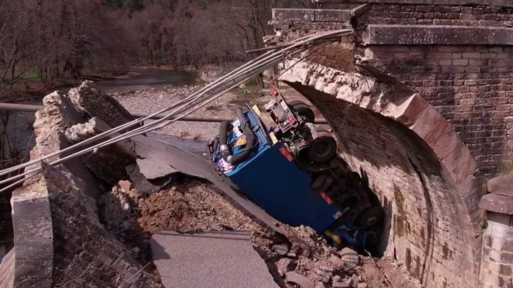 Vidéo
Effondrement d'un pont dans le Gard : les édifices français sont-ils fragiles ?
Alors qu'un pont situé dans le Gard s'est effondré lundi 18 mars lors du passage d'un camion, l'état de nombreux édifices français pose question.