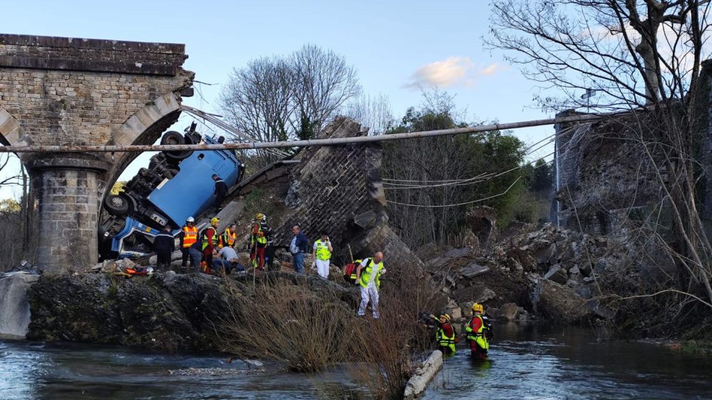 Un pont s'effondre au passage d'un camion dans les Cévennes, le chauffeur blessé
Un pont de pierre s'est effondré sur la commune de Chamborigaud, où deux édifices similaires s'étaient déjà écroulés depuis 2021.