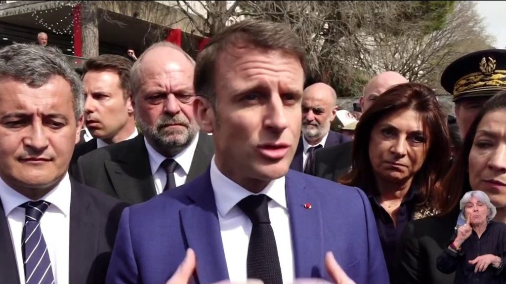 Marseille : Emmanuel Macron annonce les contours de son nouveau dispositif contre le narcotrafic
Au lendemain du lancement de sa nouvelle opération de lutte anti-drogues du gouvernement, le chef de l'État s'est rendu, mardi 19 mars, dans les quartiers-nord de Marseille pour un déplacement surprise à la rencontre des habitants.