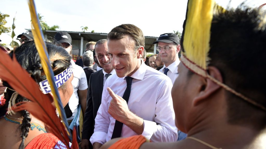 Gangs venus du Brésil, autonomie territoriale et "rayonnement"... En Guyane, Emmanuel Macron veut faire oublier son dernier passage
Sept ans après une visite restée dans les mémoires des habitants, le chef de l'Etat est attendu pour moins de 48 heures dans le deuxième territoire le plus pauvre de France, après Mayotte.