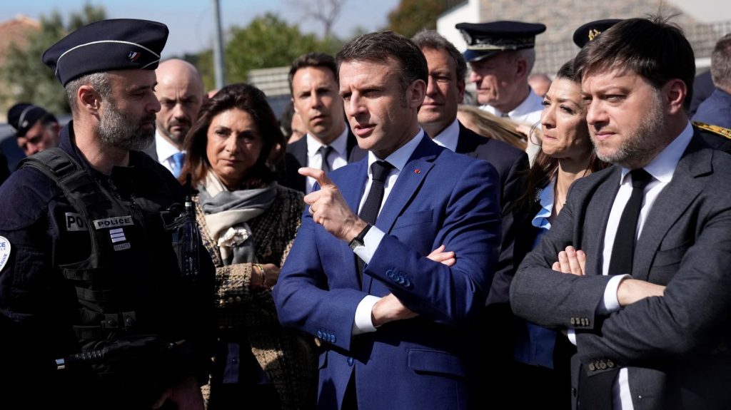 L'opération "place nette" à Marseille "est utile et d'une envergure jamais connue", salue le maire de la ville Benoît Payan
Emmanuel Macron a effectué une visite surprise mardi à Marseille, pour le lancement de la première d'une dizaine d'opérations "Place nette XXL" dans toute la France.