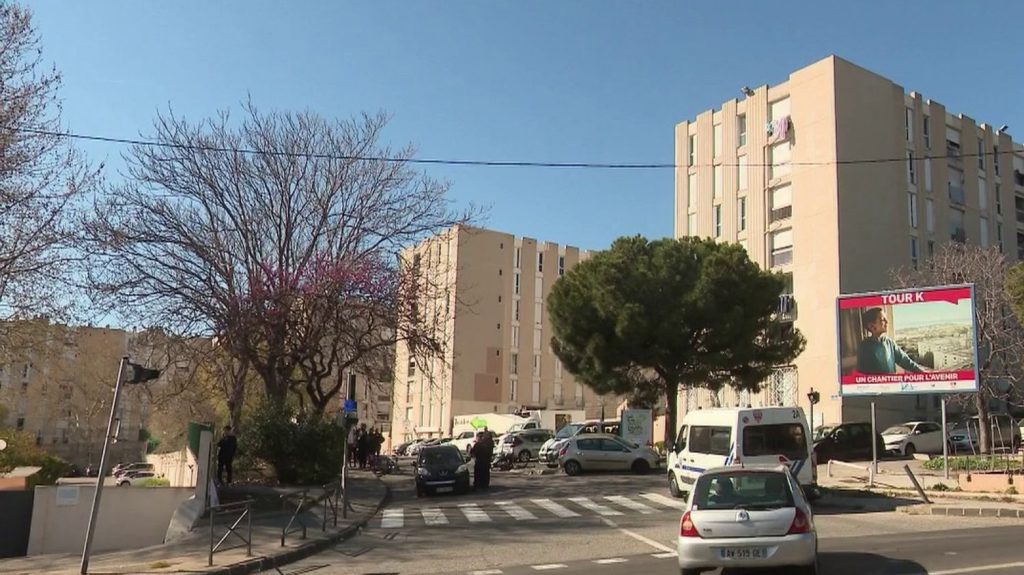 Trafic de drogue : Emmanuel Macron à Marseille pour le lancement de l'opération "place nette XXL"
C'est en personne que le président de la République est venu présenter l'opération antidrogue baptisée "place nette XXL" à Marseille (Bouches-du-Rhône), mardi 19 mars.