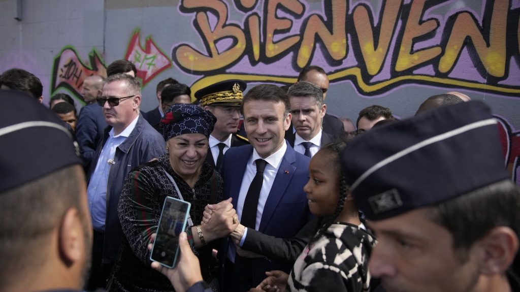 Édito
Visite d'Emmanuel Macron à Marseille : le chef de l’État est venu redorer son blason dans la deuxième ville de France
Emmanuel Macron a effectué une visite surprise mardi à Marseille, cité de la Castellane, pour le lancement de la première d'opération "Place nette XXL" contre le trafic de drogue. L'occasion de montrer une image nettement plus positive après un déplacement chaotique au salon de l'agriculture.