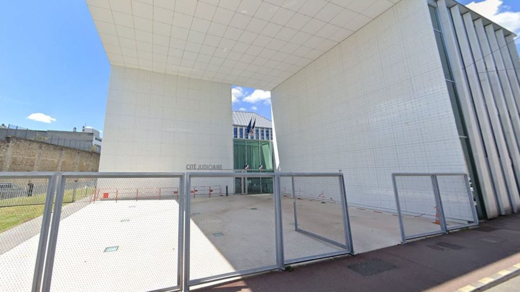 Le procureur de Limoges visé par une enquête disciplinaire après des comportements déplacés
Blagues grivoises et regards déplacés... Plusieurs femmes ont effectué des signalements depuis l'arrivée du magistrat en 2020 à son poste.