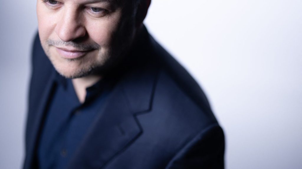 Après une pause, Guillaume Musso publie "Quelqu'un d'autre", une enquête sur l'assassinat d'une riche héritière italienne
Il n'avait rien publié en 2023. L'écrivain à succès va-t-il retrouver la première place des ventes de livres en France avec son dernier roman qui arrive en librairie ?