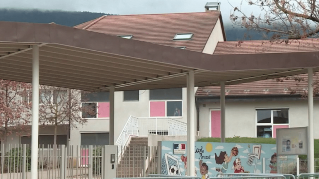 Ain : une enseignante de maternelle accusée de violences sur enfants
Dans l'Ain, une enquête préliminaire a été ouverte par les autorités après des plaintes pour violences déposées contre une enseignante de l'école maternelle Parozet de Gex. La mairie dit avoir signalé à l'académie des violences répétées sur enfants depuis novembre 2023.
