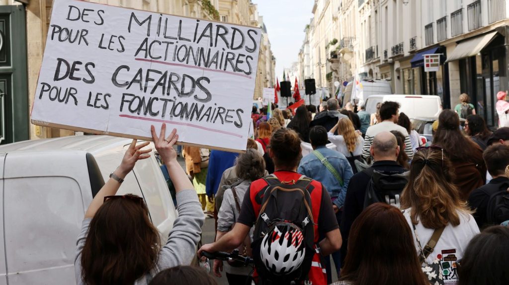 "Plan d'urgence" pour l'éducation : devant le ministère de l'Économie, les enseignants de Seine-Saint-Denis continuent la mobilisation
Près de 150 professeurs, parents d'élèves et syndicalistes de Seine-Saint-Denis se sont à nouveau mobilisés vendredi devant le ministère de l'Économie, pour réclamer un "plan d'urgence" pour l'éducation.