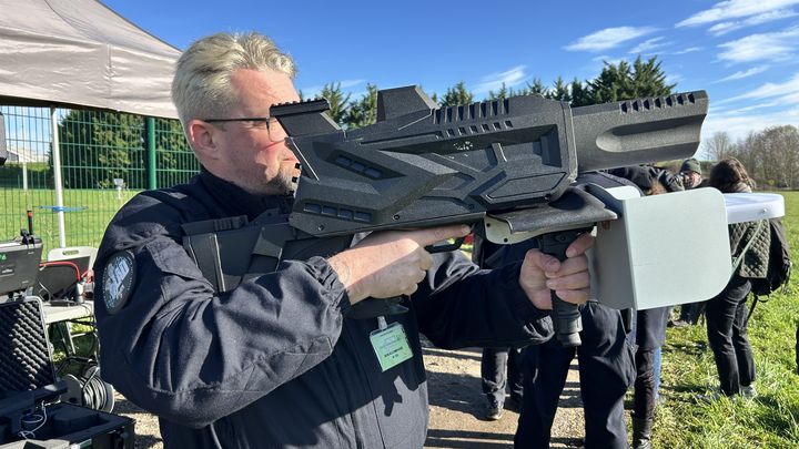 Un fusil brouilleur utilisé pour neutraliser les drones. (SIMON SOUBIEUX / RADIOFRANCE)