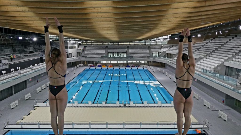 Reportage
"C’est de loin la meilleure piscine de France !" : dans les coulisses des premiers entraînements de l'équipe de France de plongeon au Centre aquatique olympique
Avant Paris 2024, l’équipe de France de plongeon est la première à découvrir le Centre Aquatique Olympique (CAO) de Saint-Denis. Pendant tout le mois de mars, les Bleus peuvent s’entraîner dans cette piscine flambant neuve qui sera inaugurée début avril.