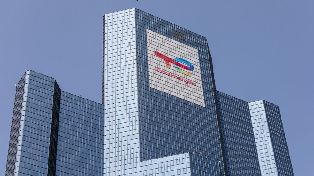 "Devoir de vigilance des entreprises" : quels enjeux pour ces nouveaux contentieux juridiques autour de l’environnement ?
Trois audiences concernant TotalEnergies, Suez et EDF ont eu lieu mardi devant la cour d’appel de Paris, elles ont pour point commun des dossiers relatifs au devoir de vigilance des entreprises au regard des risques humains et environnementaux liés à leurs activités.