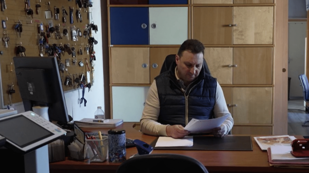 Prêts garantis par l'État : des entreprises fragilisées par le remboursement des dettes contractées pendant le Covid
Certaines entreprises qui ont contracté des prêts garantis par l'État pendant le Covid peinent aujourd'hui à les rembourser, dans un contexte d'inflation. Près de 3% d'entre elles pourraient ne jamais réussir à s'acquitter de leurs dettes.