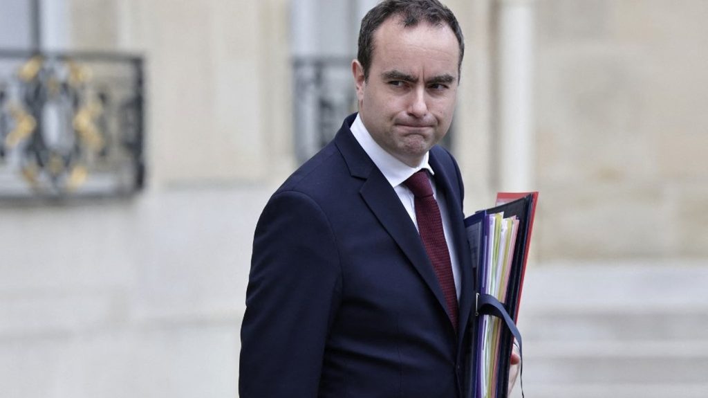 Armées : le gouvernement annonce une enveloppe de deux milliards d'euros pour "l'intelligence artificielle de défense"
Cette somme concerne la période 2024-2030, fait savoir le ministre des Armées, Sébastien Lecornu, vendredi, dans "Les Echos".