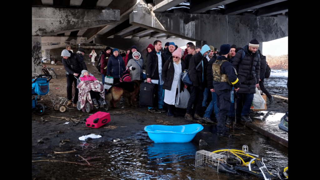 Guerre en Ukraine : les premiers jours du conflit captés par le photojournaliste Eric Bouvet
Jusqu’au 1er juin, la galerie de l’Etrave à Thonon-les-Bains expose 46 photos poignantes prises quelques jours après l’invasion russe.