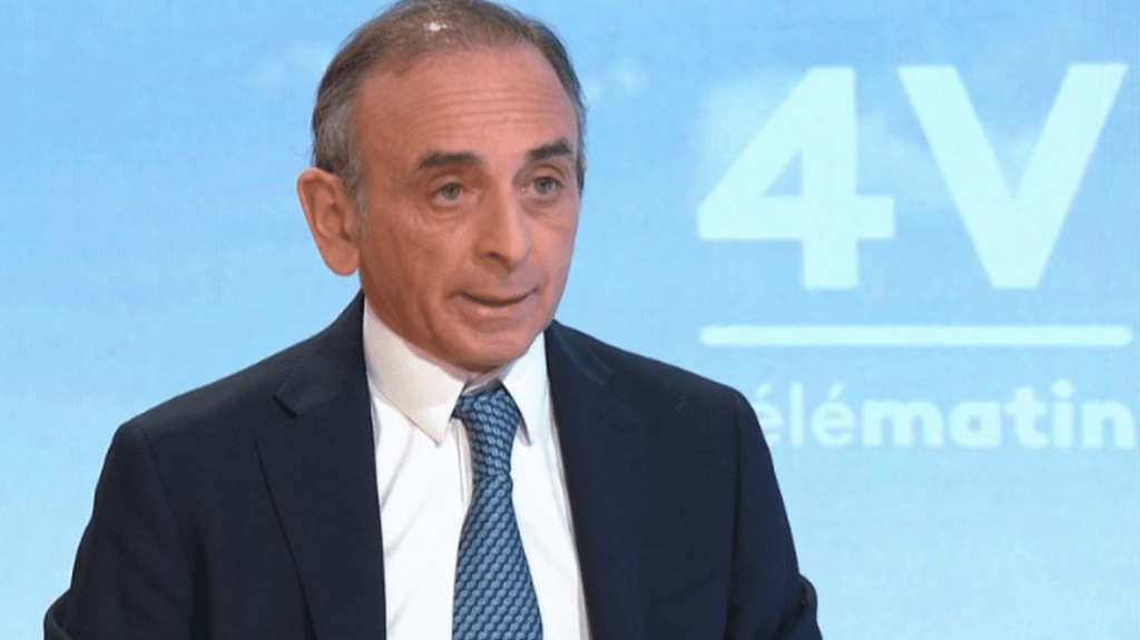 Attaque du commissariat de La Courneuve : "Il faut prévoir une présomption de légitime défense" pour les policiers, affirme Eric Zemmour
"Ce qu'on appelle des échauffourées avec la police, moi, je vois ça comme une guérilla", a déclaré le président de Reconquête, invité mardi des "4 Vérités" sur France 2.