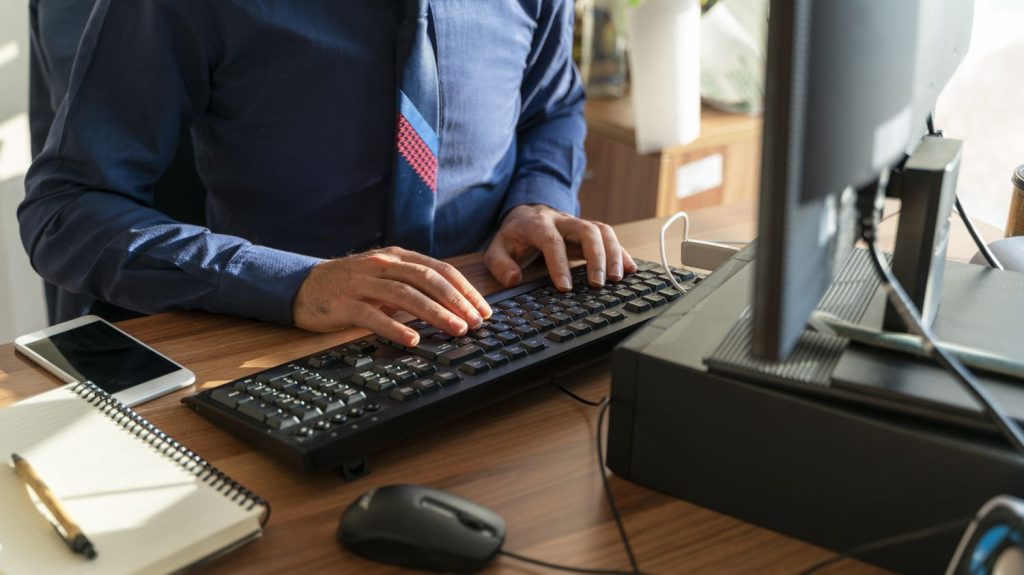 Un fonctionnaire sur cinq prêt à faire plus d'heures pour augmenter ses revenus, selon une étude
Les salariés de la fonction publique sont un peu moins nombreux que les salariés du privé à souhaiter travailler plus pour gagner plus, d'après une étude publiée par la Direction générale de l'administration et de la fonction publique (DGAFP).