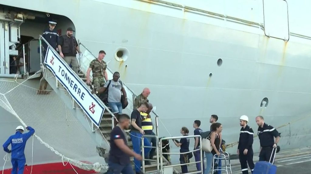 Crise en Haïti : 250 ressortissants étrangers ont été évacués
En proie à la guerre des gangs et au chaos, près de 250 ressortissants français et étrangers ont été évacués d'Haïti à bord de navires de l'armée française.