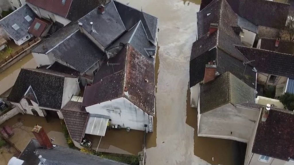 Crues : des habitants de l'Indre-et-Loire évacués
L'alerte rouge inondation est toujours en cours dans la Vienne et l'Indre-et-Loire, dimanche 31 mars. Plusieurs communes ont été touchées par la montée de la Creuse.