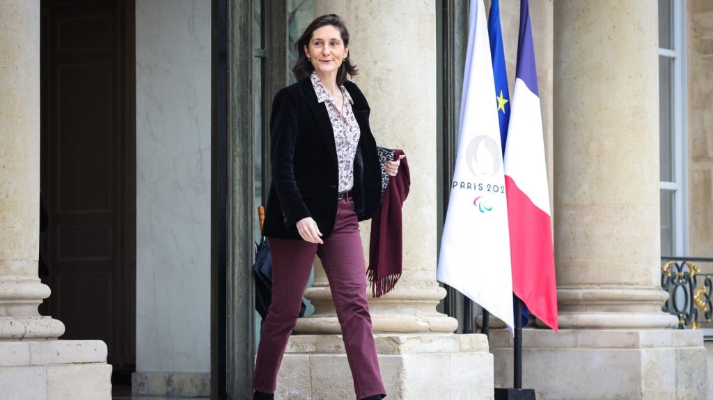 "Je savais que la vie politique était rude et là j'en ai fait l'expérience", concède Amélie Oudéa-Castéra après son éviction du ministère de l'Education nationale
La ministre des Sports et des Jeux olympiques et paralympiques est revenue sur son passage éphémère et chaotique à la tête de l'Éducation nationale, vendredi, dans les colonnes de L'Equipe.
