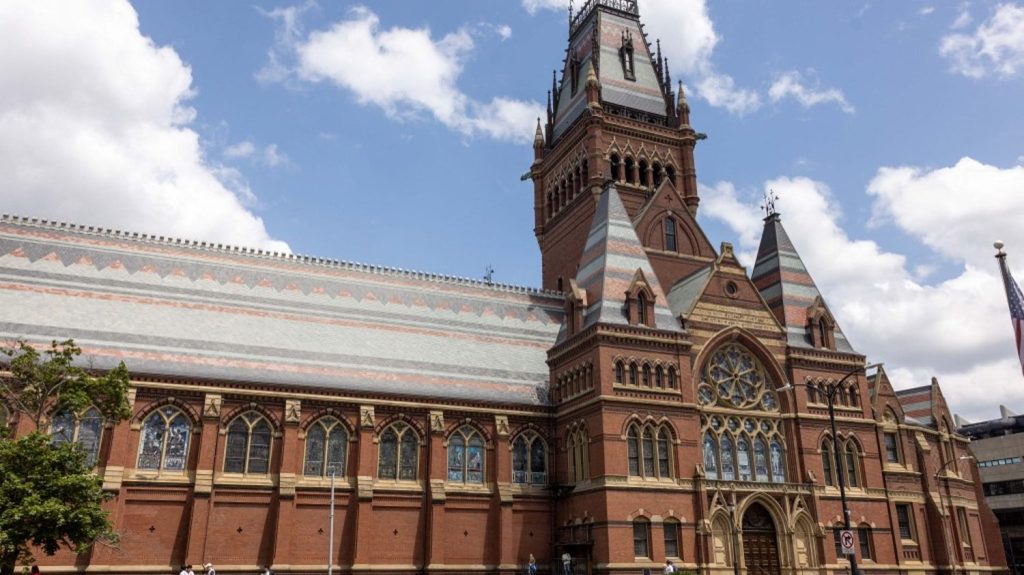 Harvard présente ses excuses pour la détention d'un livre français relié en peau humaine en 1880
Le livre d'Arsène Houssaye "Des destinées de l'âme" a été relié avec la peau d'une patiente atteinte de troubles mentaux et brutalement décédée.