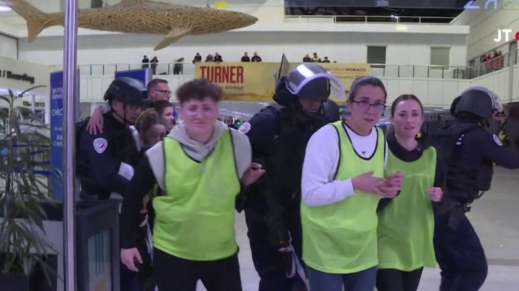 Alpes-Maritimes : exercice d'attentat fictif à l’aéroport de Nice
Un exercice d’attentat fictif était organisé à l’aéroport de Nice (Alpes-Maritimes). L’objectif est de travailler la communication et la coordination entre les forces de l’ordre et les secours.
