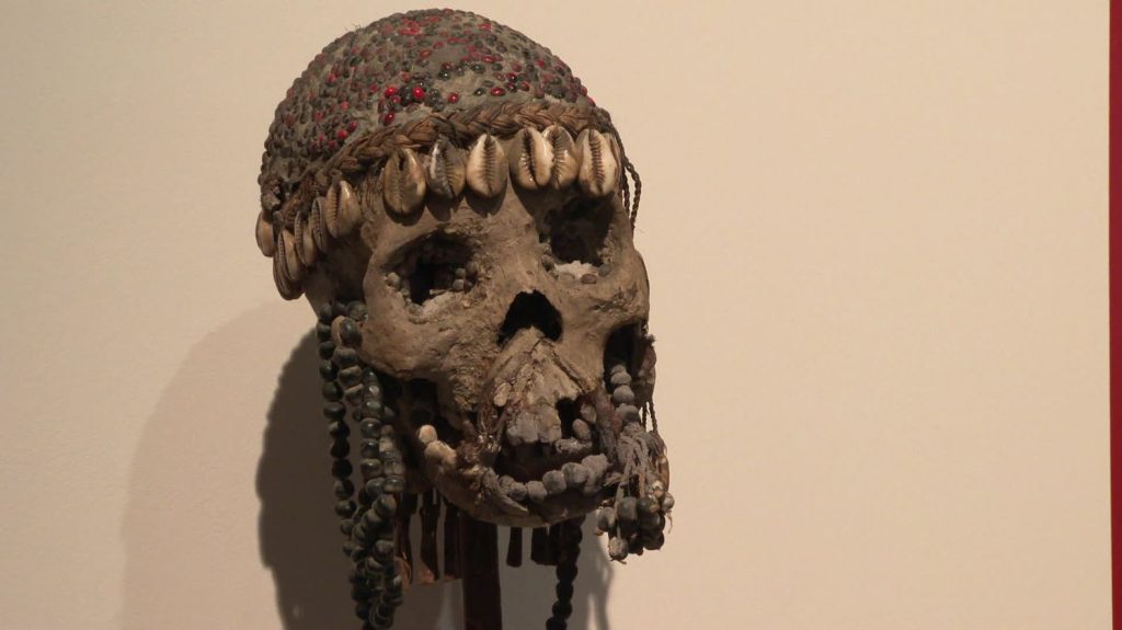 Pour fêter ses 10 ans, le musée Vodou de Strasbourg vous convie à un voyage au cœur des arts sacrés d’Afrique de l'Ouest
C’est la plus grande collection d’objets du culte vodou africain au monde. Une collection privée qui a son propre musée en Alsace depuis 2014. Pour célébrer ses 10 ans, le château musée Vodou propose une grande exposition jusqu’en janvier 2025.