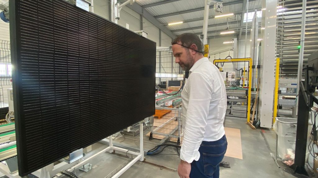 Panneaux solaires : les fabricants français en difficulté face à la concurrence chinoise
La société Systovi, l'un des deux derniers fabricants qui assemblent des panneaux en France, près de Nantes, cherche un repreneur.