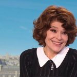 Cinéma : dans "Les Rois de la piste", Fanny Ardant incarne une femme "très liée à sa famille"
Dans la comédie "Les Rois de la piste", Fanny Ardant incarne une mère de famille qui dirige ses fils escrocs. Invitée du 13 Heures, mardi 12 mars, elle explique comment elle a choisi ce rôle.