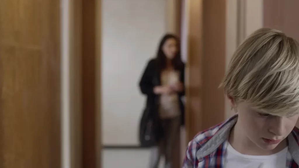 La présence des coachs pour enfants doit-elle devenir obligatoire sur les tournages ?
Si le tournage des moins de 16 ans est encadré par certaines règles, la production n'est actuellement pas légalement tenue d'embaucher un référent aux côtés d'acteurs mineurs.