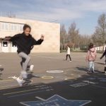 Paris 2024 : les cours de récréation aux couleurs des Jeux pour favoriser l'accès au sport aux filles
Direction la cour de récréation des écoles, où les filles furent souvent reléguées sur les côtés pour que les garçons puissent jouer au football. Une géographie très sexuée que Paris 2024 entend bien changer pour réduire les inégalités dès le plus jeune âge.