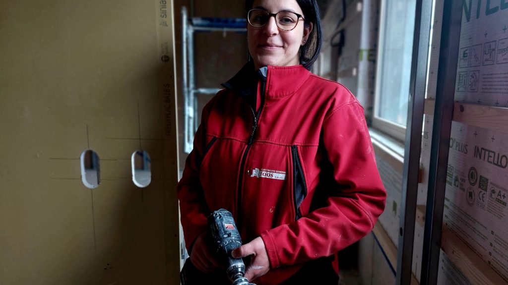 "Quoi, tu es électricienne ?" : dans le secteur du bâtiment, les femmes tentent de se faire une place dans des métiers considérés comme masculins
La répartition des métiers demeure très sexuée en France, particulièrement dans le milieu du BTP essentiellement masculin. Quelques femmes, toutefois, décident de s'y imposer, comme Mellina Boras, que nous avons rencontré dans le Haut-Rhin.