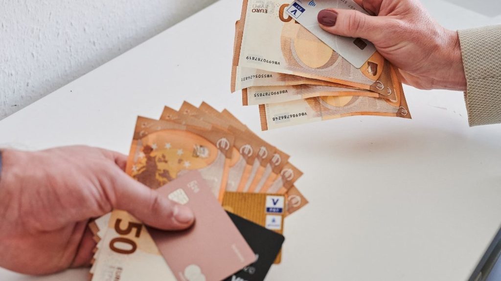 Emploi : à temps de travail égal, les femmes gagnent 14,9% de moins que les hommes
"Les différences de salaire s'expliquent surtout par la répartition genrée des professions", explique l'Insee.