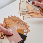 Emploi : à temps de travail égal, les femmes gagnent 14,9% de moins que les hommes
"Les différences de salaire s'expliquent surtout par la répartition genrée des professions", explique l'Insee.