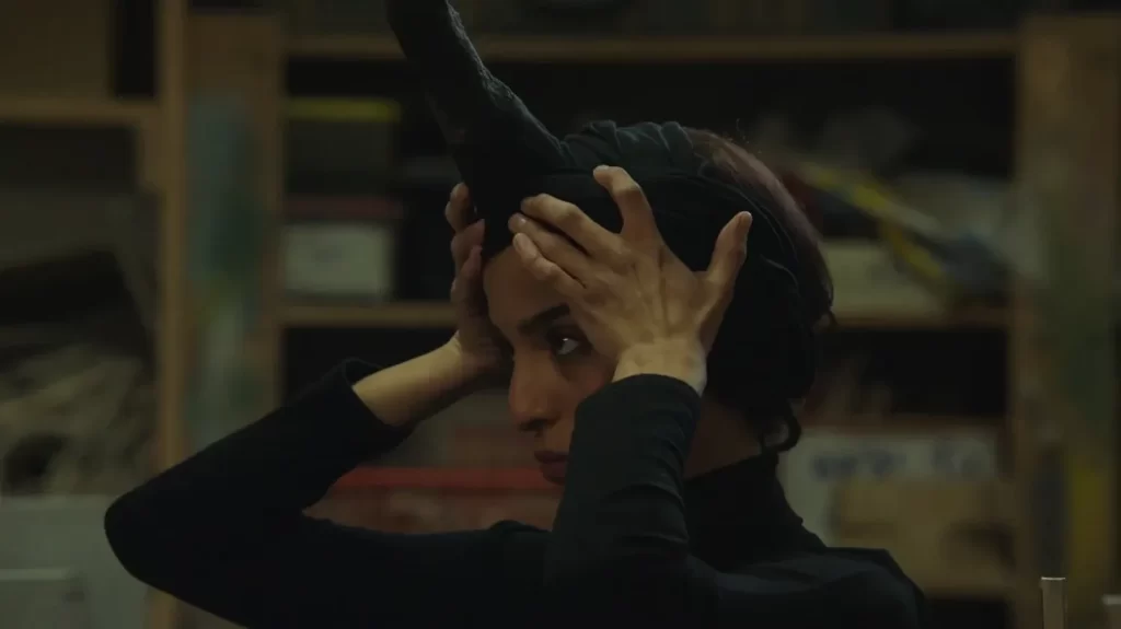 "Shikun" : le cinéaste israélien Amos Gitaï signe un film concept contre le totalitarisme, à l'aune du conflit israélo-palestinien
Le dernier film d'Amos Gitaï est une proposition, d'une grande acuité aujourd'hui, autour de la thématique qui traverse sa filmographie : le conflit israélo-palestinien.
