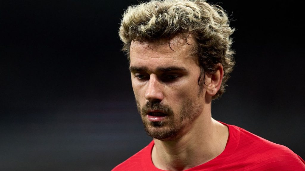 Équipe de France : Antoine Griezmann forfait pour les prochains matchs des Bleus contre l'Allemagne et le Chili
Ce forfait pour le rassemblement met fin à une série de 84 matchs consécutifs en bleu pour "Grizou".